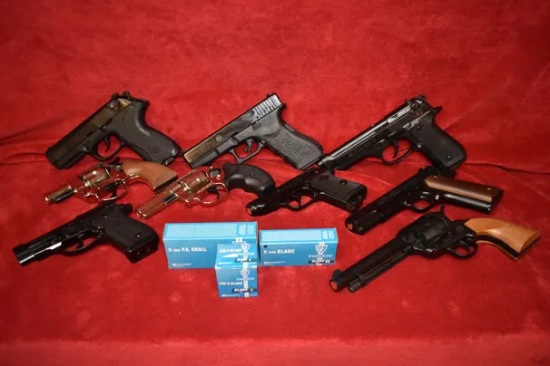 PISTOLE A SALVE E REVOLVERS A SALVE,  CARTUCCE FIOCCHI A SALVE CAL.8, 9 E  380