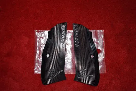 GUANCETTE IN ALLUMINIO ZIGRINATE NERE PER CZ SHADOW 2