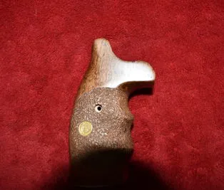 GUANCETTE ANATOMICHE IN NOCE PER REVOLVER ALFA PROJ 357 MAGN./22LR