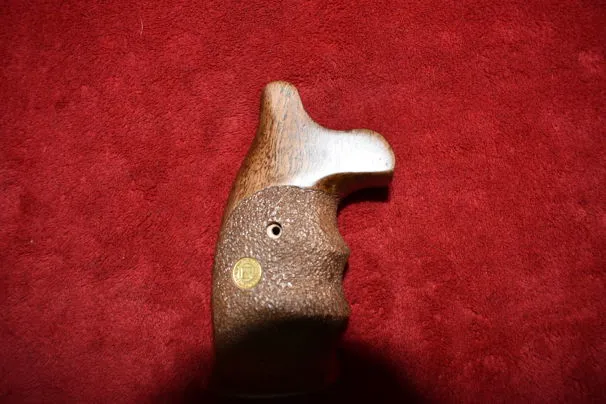 GUANCETTE ANATOMICHE IN NOCE PER REVOLVER ALFA PROJ 357 MAGN./22LR