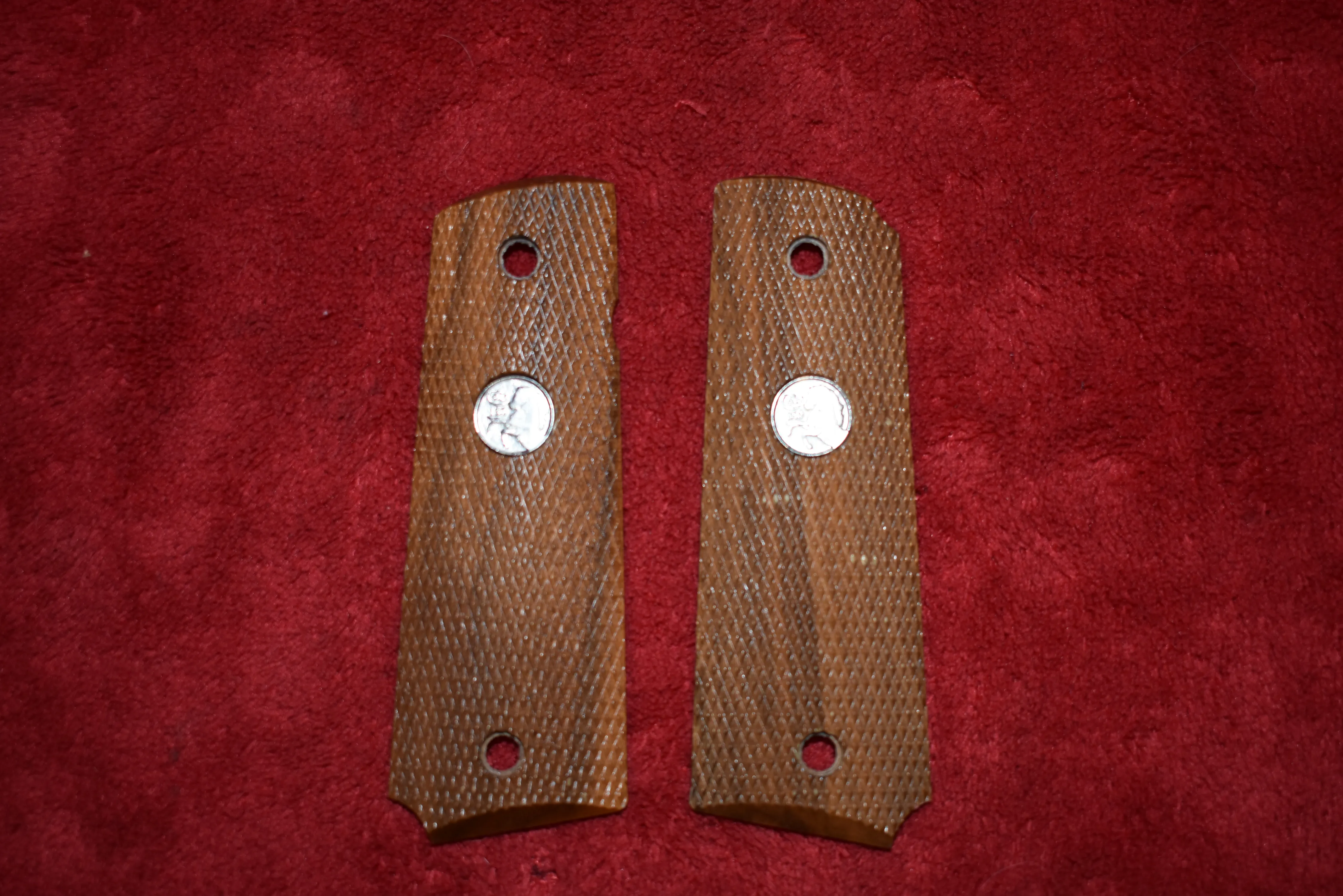 GUANCETTE ORIGINALI IN NOCE PER COLT 1911 CON LOGO