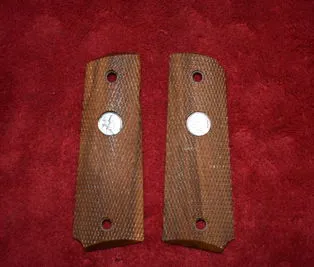 GUANCETTE ORIGINALI IN NOCE PER COLT 1911 CON LOGO